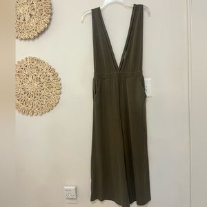 Women's Medium Deep V neck ankle cropped jumpsuit - medium